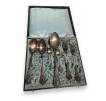 Cofffret de cuillères et fourchettes en argent