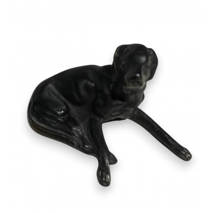 Chien couché en bronze