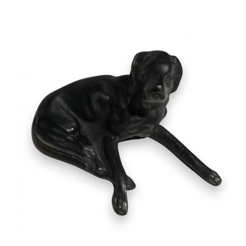 Chien couché en bronze