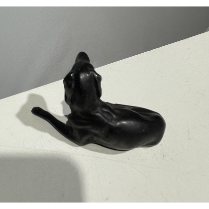 Chien couché en bronze