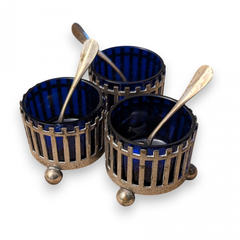 Lot de 3 salières en argent et verre cobalt