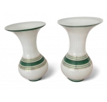 Paire de vases en opaline blanche