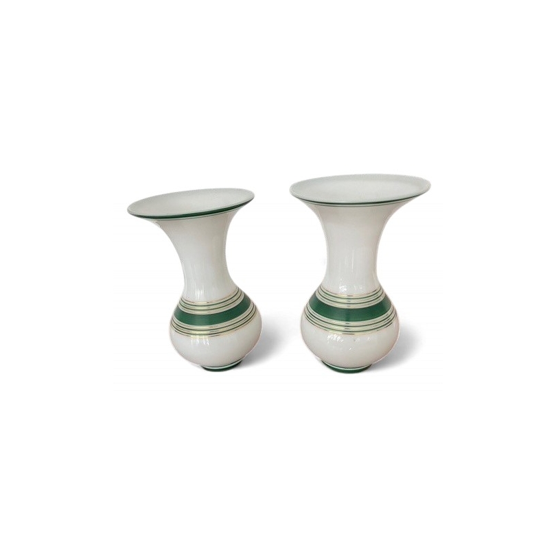 Paire de vases en opaline blanche