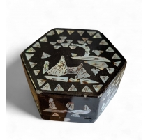 Boite hexagonale en laque et nacre