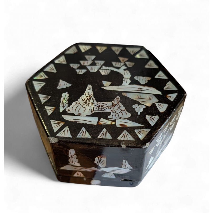 Boite hexagonale en laque et nacre