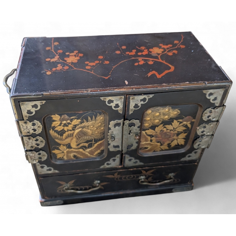 Petite armoire chinoise en laque