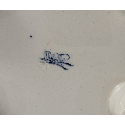Plat Griphon en faïence de Lunéville