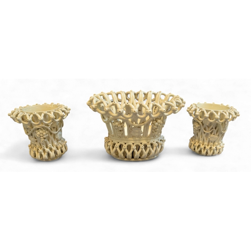 Jardinière et deux vases ajourés