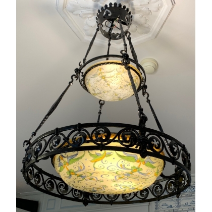 Lustre en fer forgé à deux coupelles en opaline
