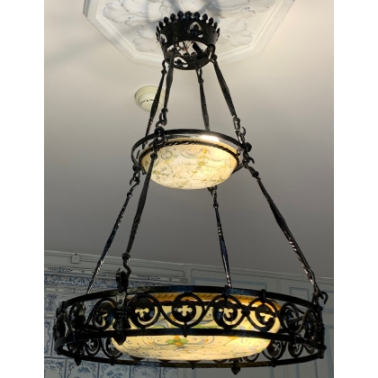 Lustre en fer forgé à deux coupelles en opaline
