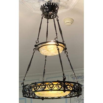 Lustre en fer forgé à deux coupelles en opaline