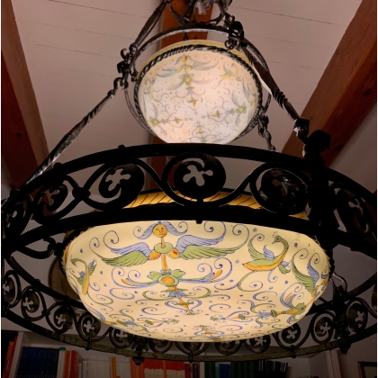 Lustre en fer forgé à deux coupelles en opaline
