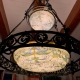 Lustre en fer forgé à deux coupelles en opaline