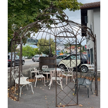 Gazebo en fer forgé rouille