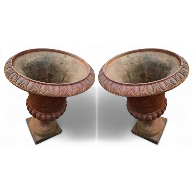 Paire d'urnes en fonte rouille