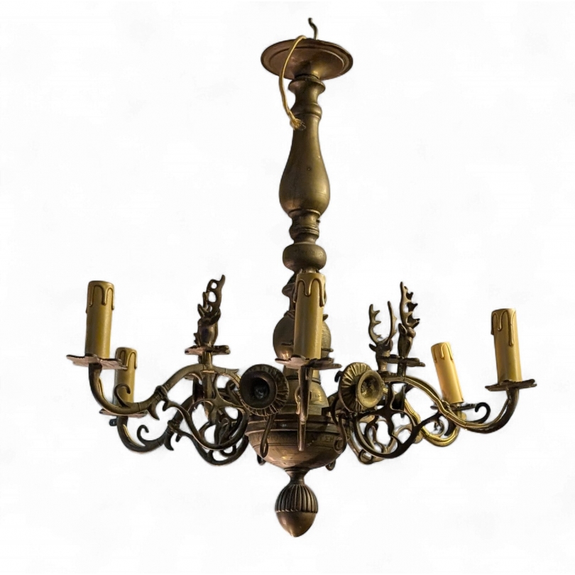 Lustre avec têtes de cerfs.