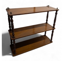 Etagère murale en noyer tourné