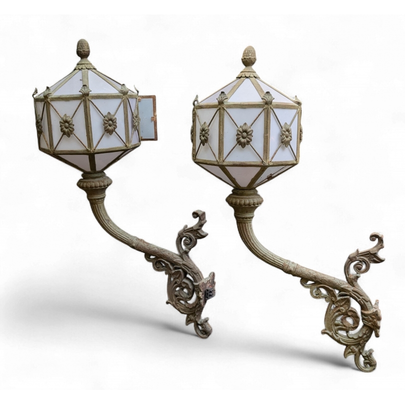 Pair of lanterns with a cast-iron bracket