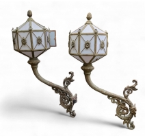 Paire de lanternes avec potence en fonte