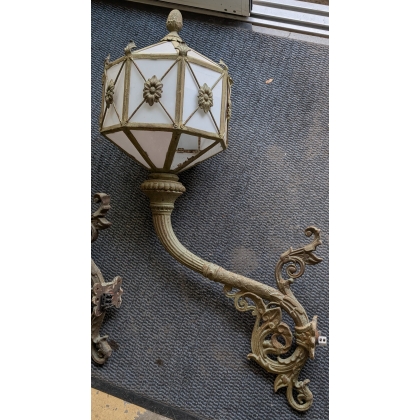 Pair of lanterns with a cast-iron bracket