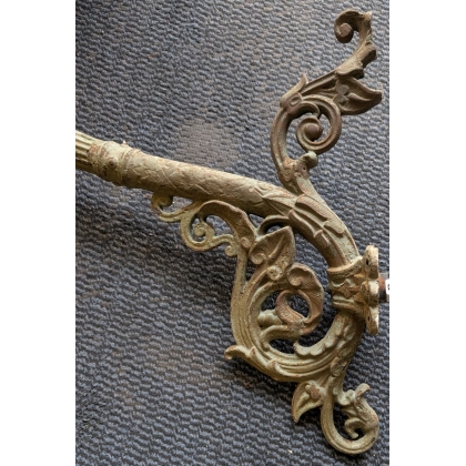 Pair of lanterns with a cast-iron bracket