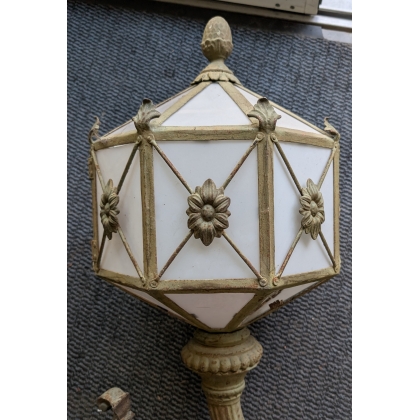 Pair of lanterns with a cast-iron bracket