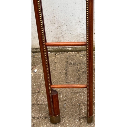 Retractable bookcase ladder in brown leather