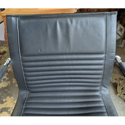 Fauteuil cuir noir par ART COLLECTION