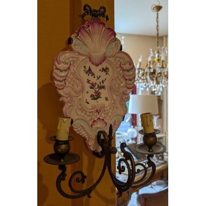 一对吉恩（Gien）双灯头壁灯。来自莫纳特公司（Moinat SA）——古董与装饰品