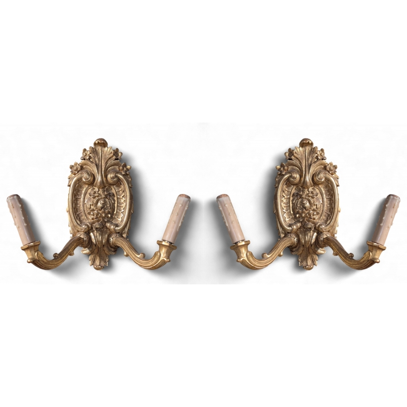 Par de apliques de estilo Luis XV de madera dorada en  Moinat SA  - Antigüedades y decoración