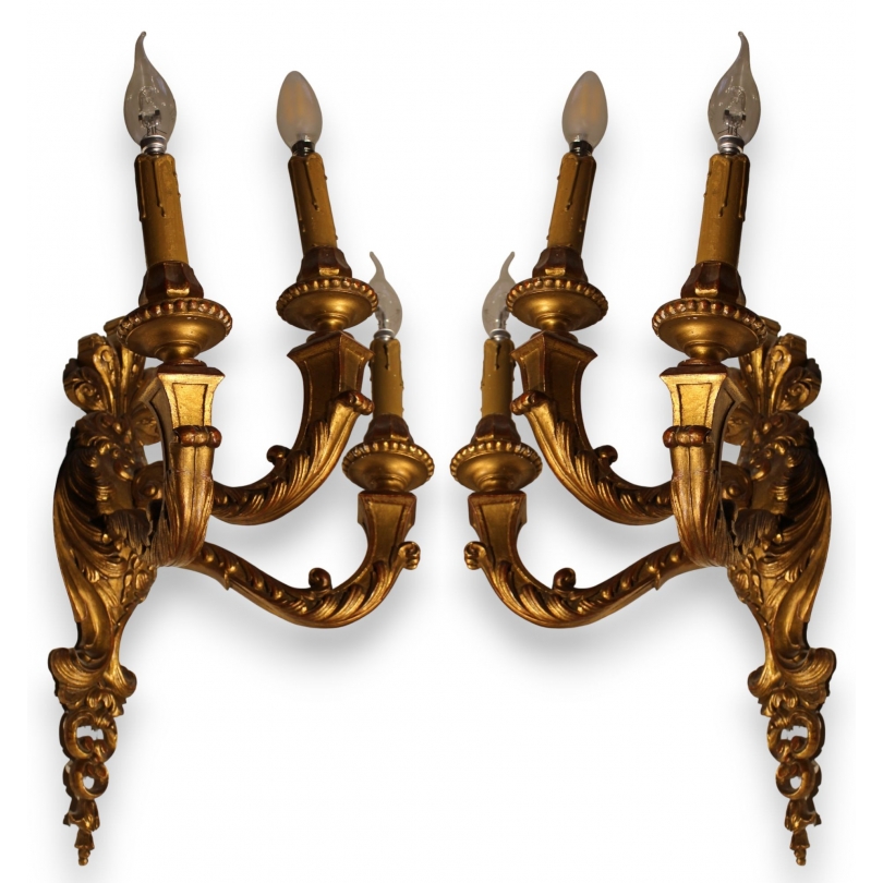 Paire d'appliques en bois sculpté doré à 3 lumière