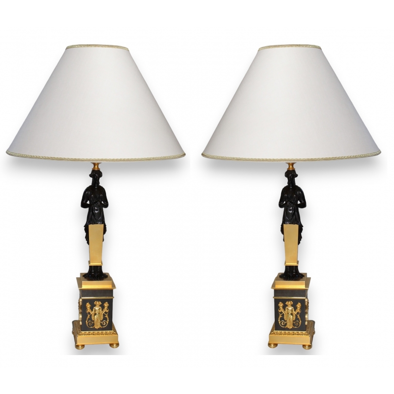 Paire de lampes en bronze doré patiné