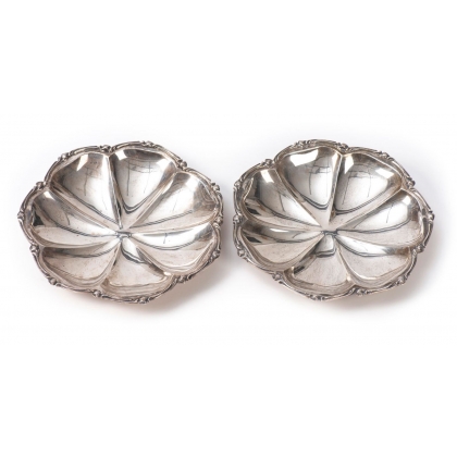Paire de plats en argent