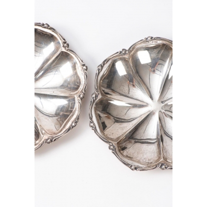 Paire de plats en argent