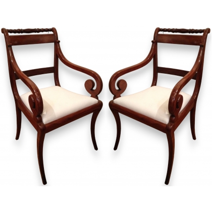 Paire de fauteuils à crosse Regency.