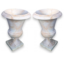 Paire d'urnes en marbre beige veiné