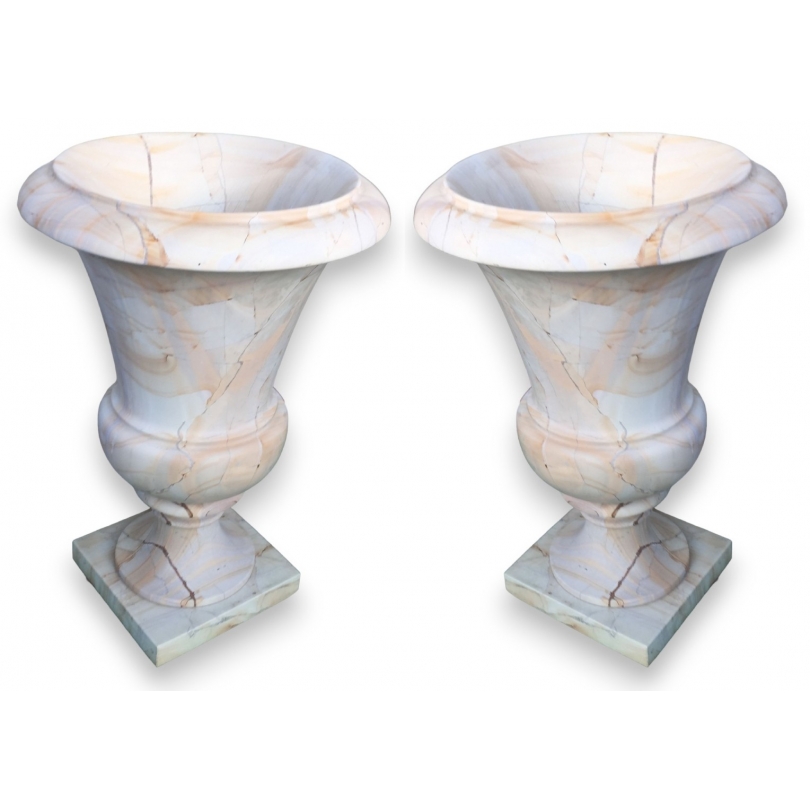 Paire d'urnes en marbre beige veiné