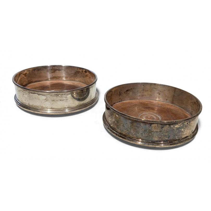 Paire de sous-boutielles en métal argenté