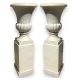 Paire d'urnes en marbre blanc sur socles