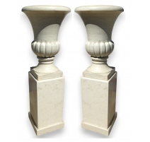 Paire d'urnes en marbre blanc sur socles