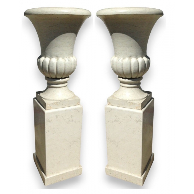 Paire d'urnes en marbre blanc sur socles