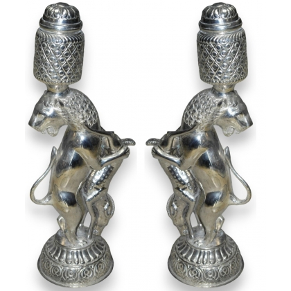 Paire de décorations en bronze argenté