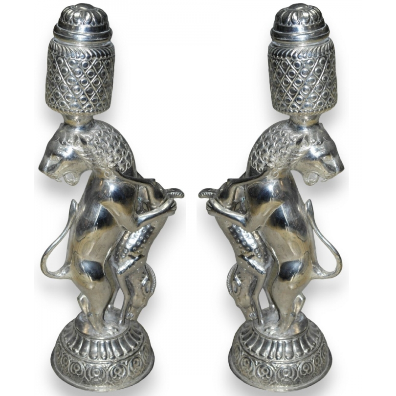 Paire de décorations en bronze argenté