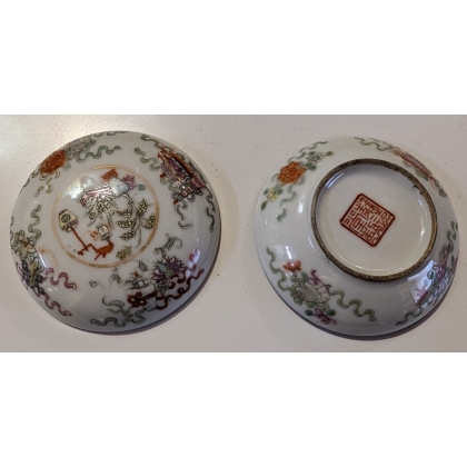 Boite ronde en porcelaine \"Vases de fleurs\"