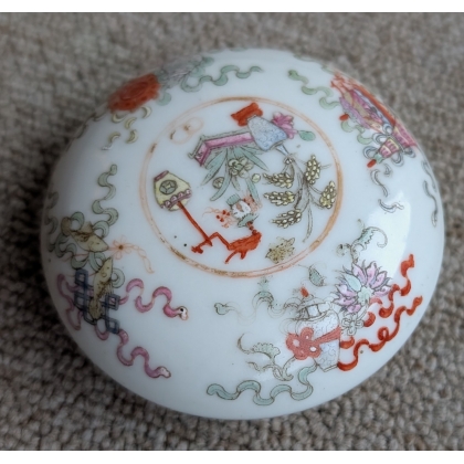Boite ronde en porcelaine \"Vases de fleurs\"