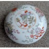Boite ronde en porcelaine \"Vases de fleurs\"