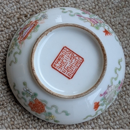 Boite ronde en porcelaine \"Vases de fleurs\"