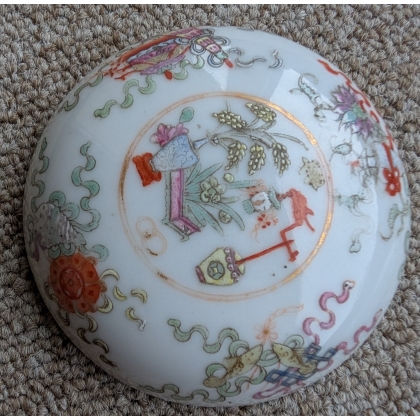Boite ronde en porcelaine \"Vases de fleurs\"