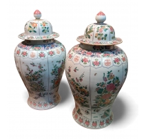 Paire de potiches avec couvercle en porcelaine