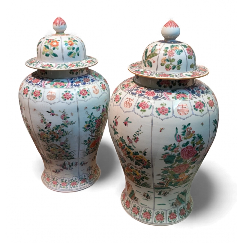 Paire de potiches avec couvercle en porcelaine